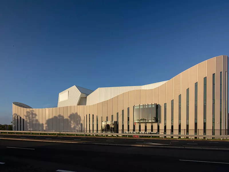 Waarom is theatergebouw met staalconstructie belangrijk in de moderne architectuur?