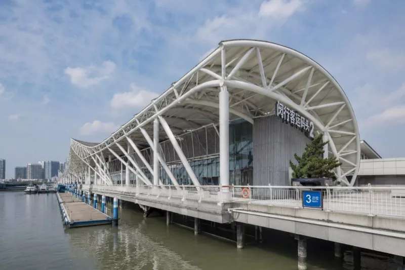 De ontwikkeling en evolutie van de constructie van cruiseterminals met staalconstructies