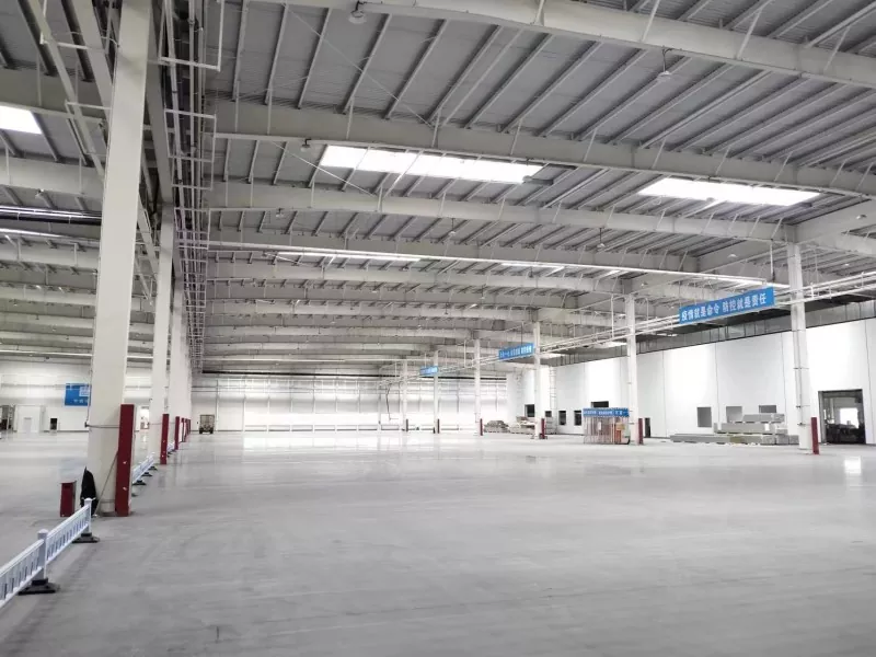 Magazijnconstructie met meerdere overspanningen in staalconstructie