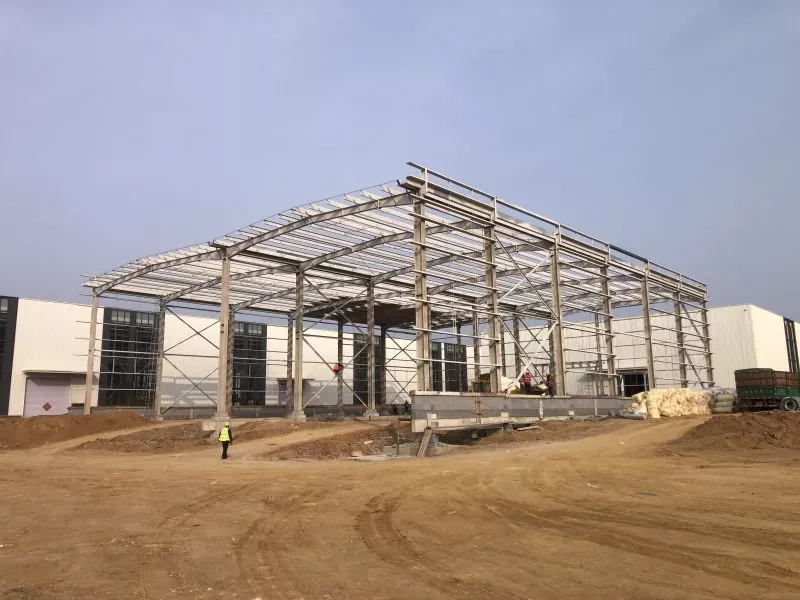 Magazijn met stalen portaalframe