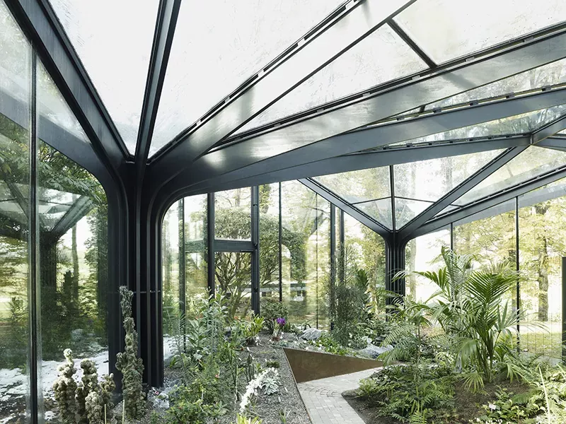 Botanische hal met staalconstructie