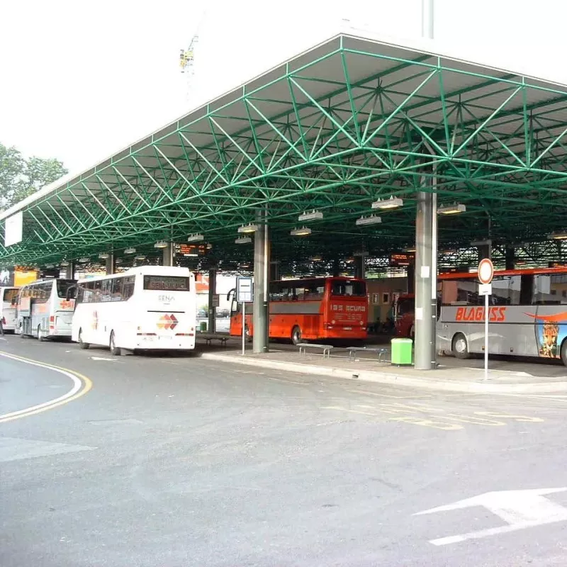 Busdepot met stalen structuur