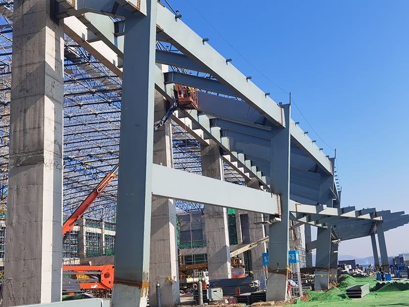 Stalen structuur treinstationgebouw