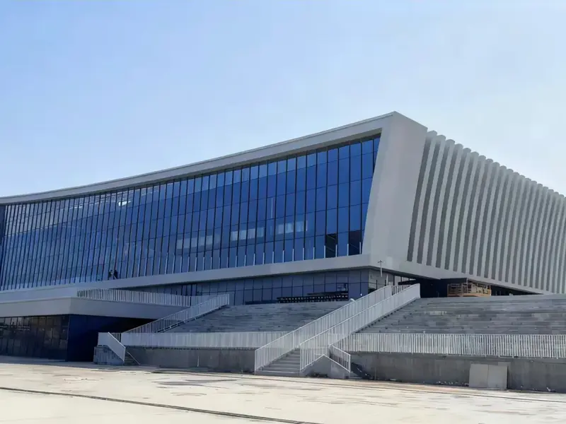 Schoolgymnasium met staalconstructie